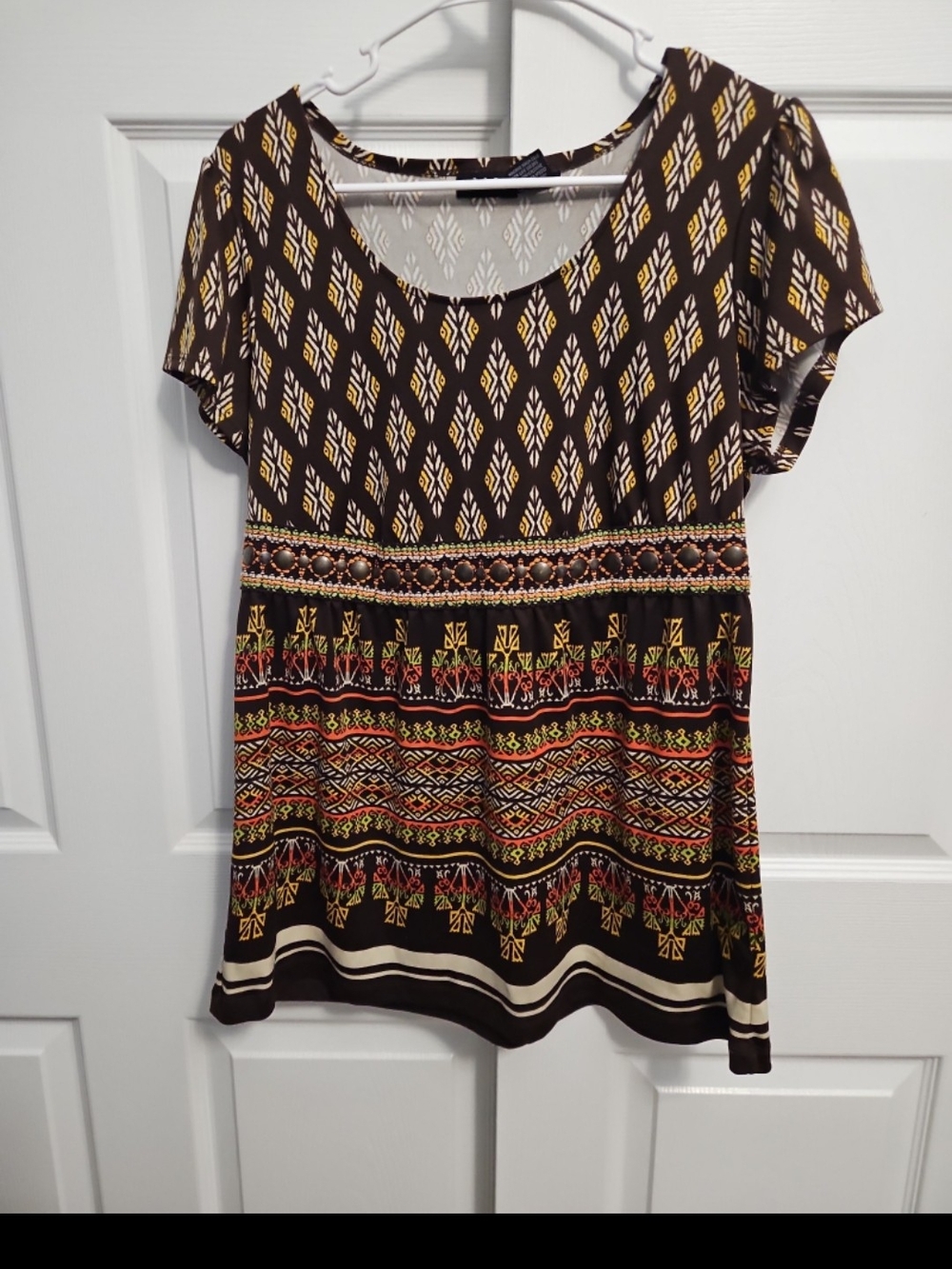 Women’s Short Sleeve Patterned Scoop Neck Top - Brown & Multi